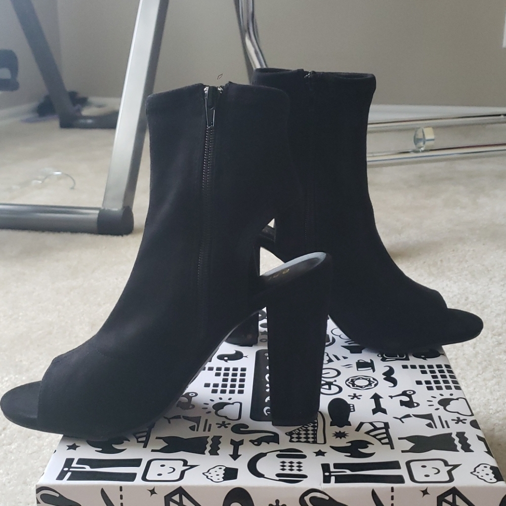 Heels - Picture 3 of 3